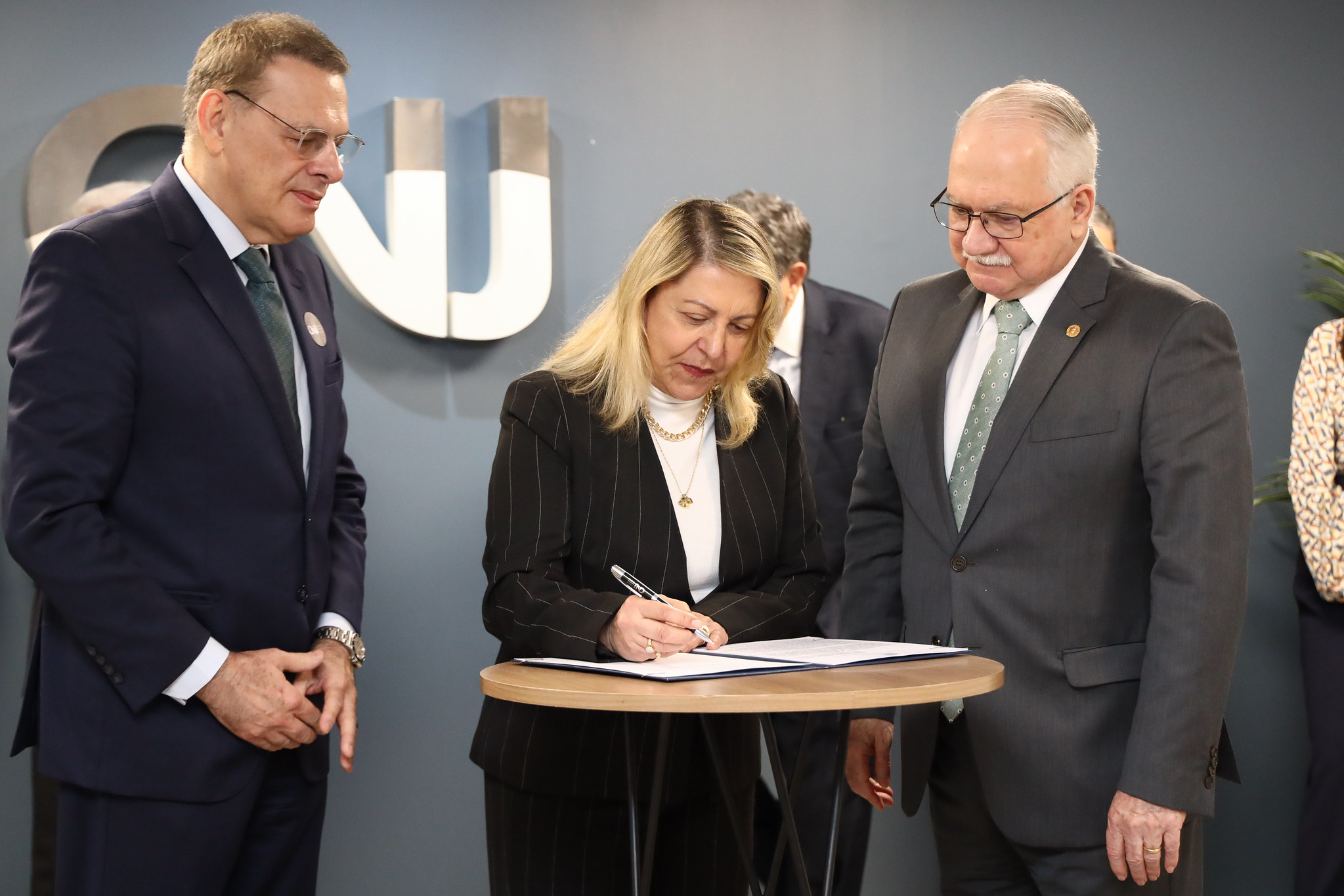 Presidente do TJBA assina acordo no CNJ para nacionalizar a adoção da Medida Protetiva de Urgência Eletrônica  