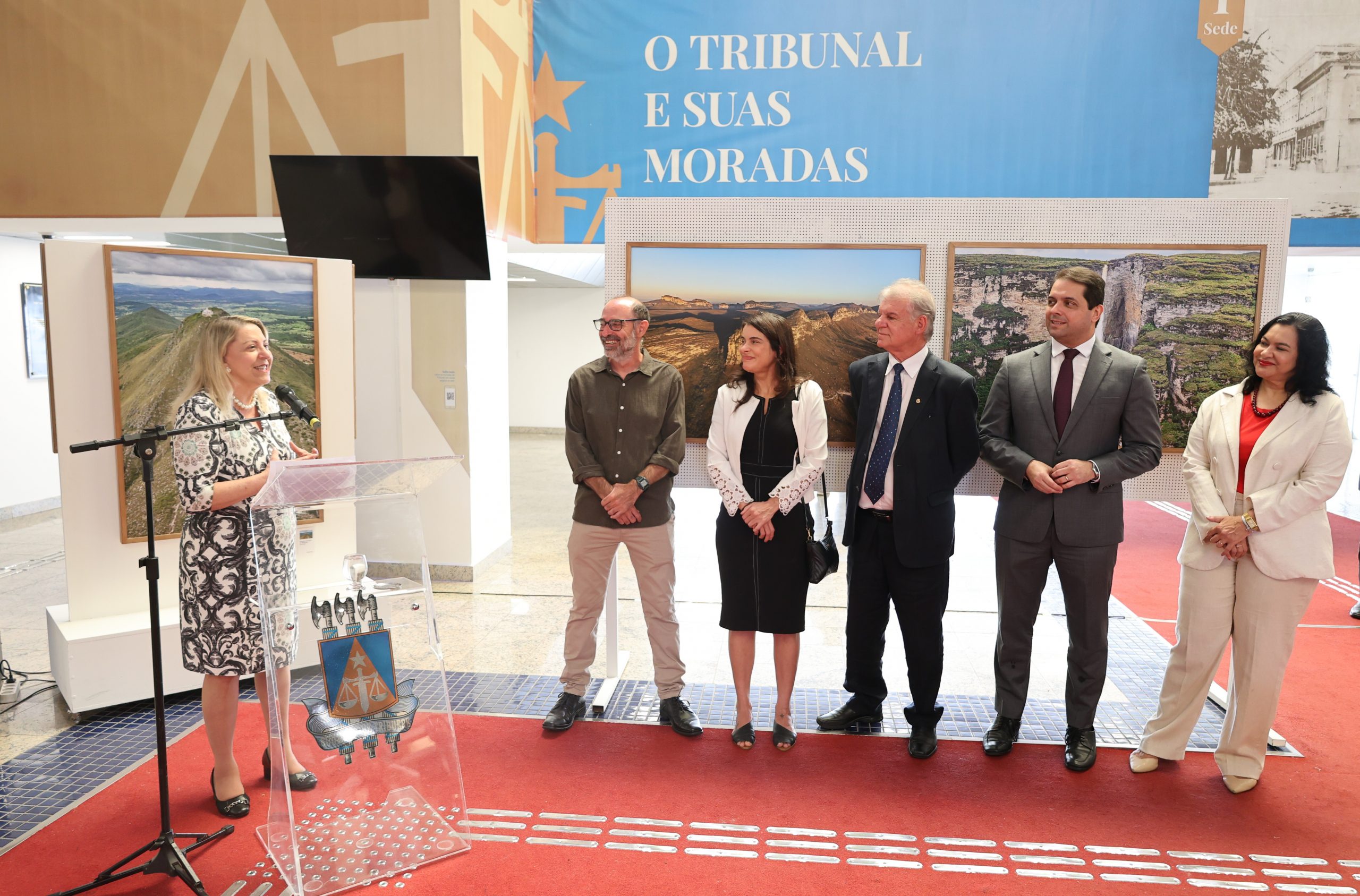 Presidente do TJBA prestigia encerramento da exposição “Bahia vista por um Passarinho”   