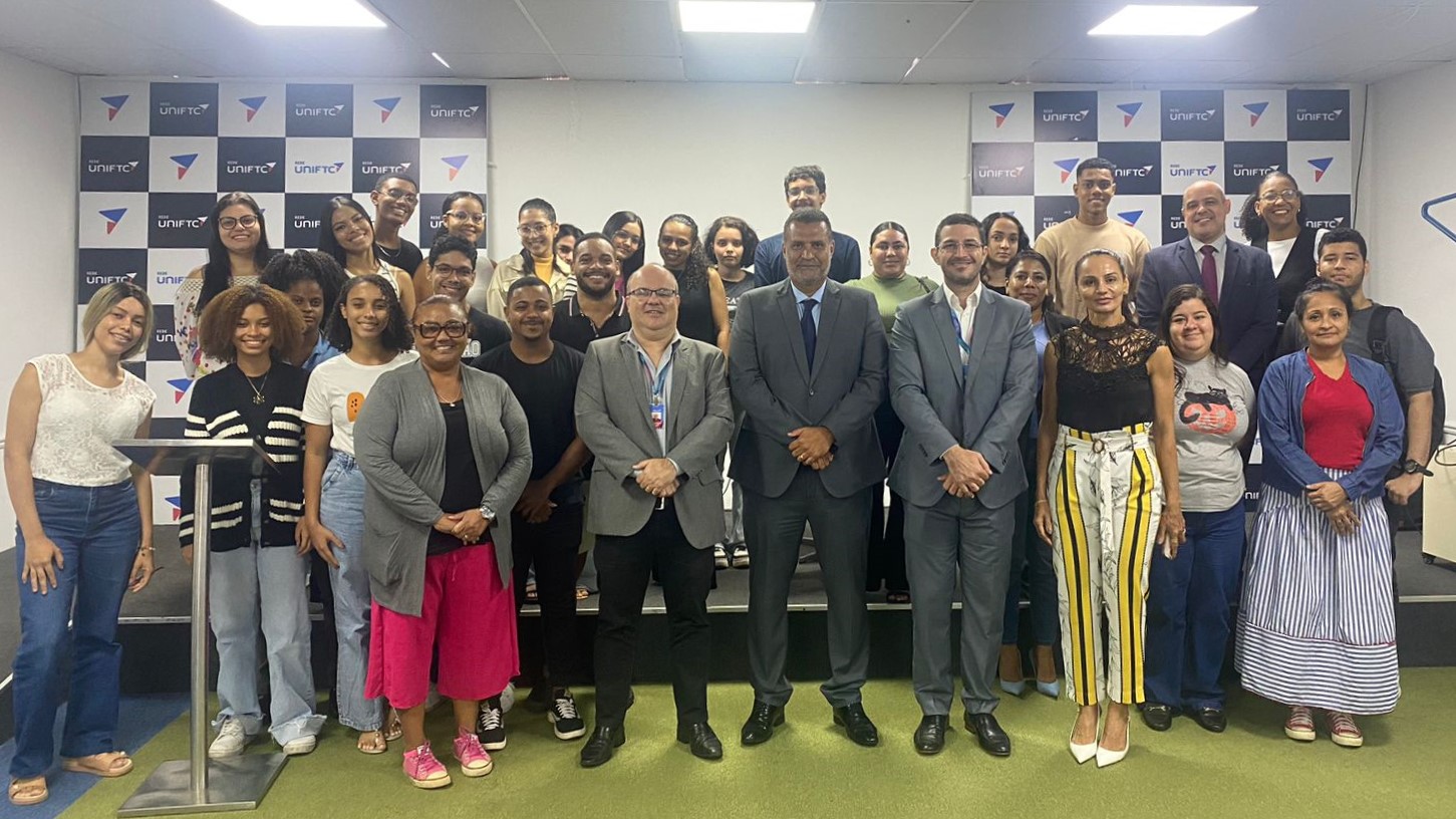 Projeto Pontes do Saber promove palestra sobre os caminhos para a magistratura com estudantes da UNIFTC   