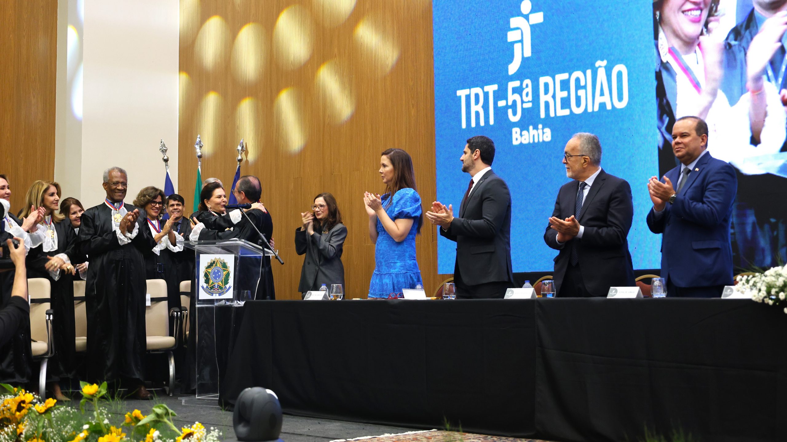Desembargadores do TJBA prestigiam a posse da nova Mesa Diretora do TRT5   