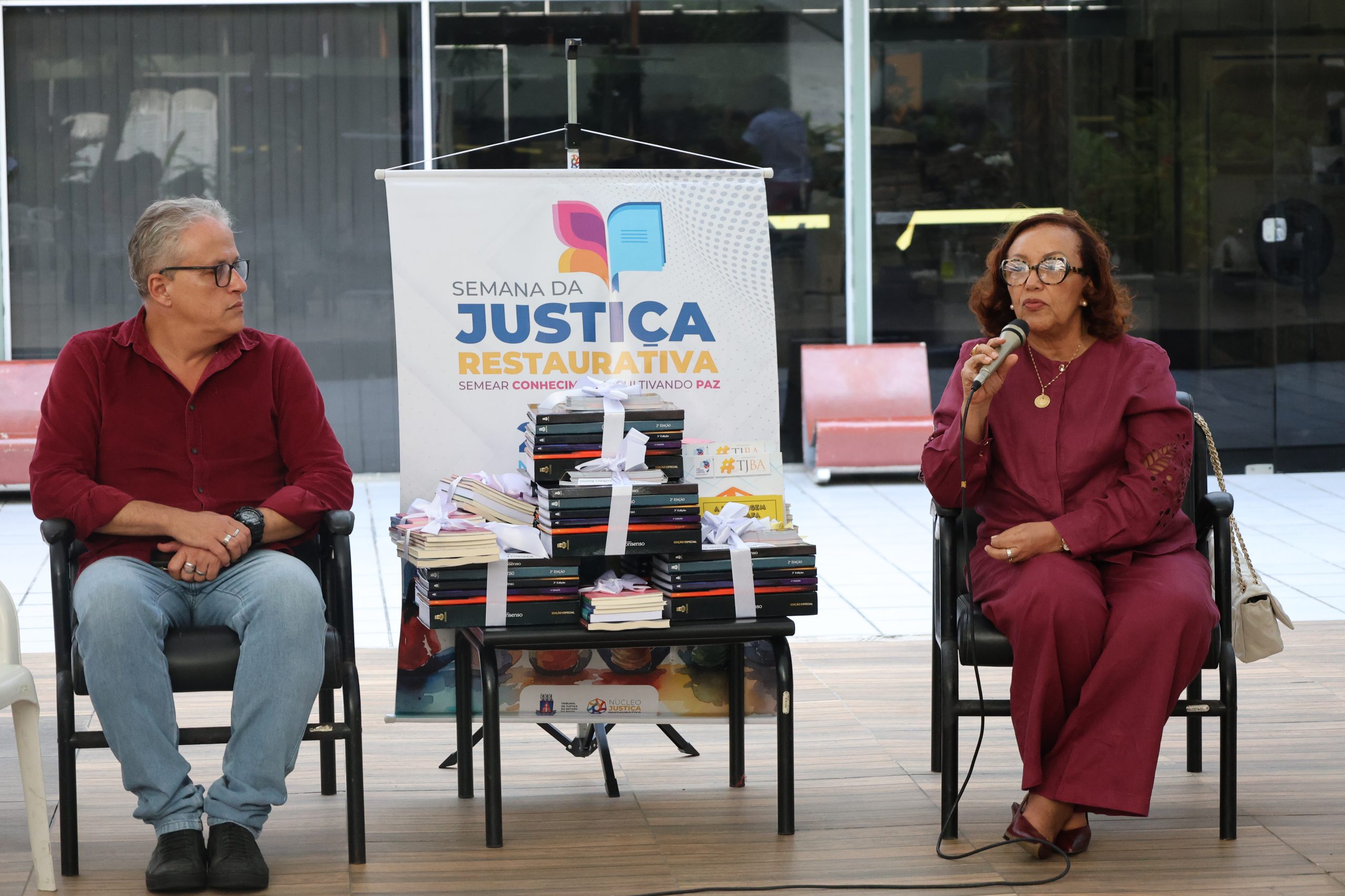 Distribuição de livros marca programação da Semana Nacional da Justiça Restaurativa no TJBA   