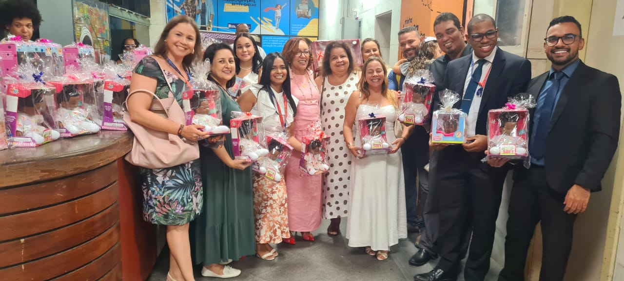 Desembargadora do TJBA doa 121 bonecas para a campanha “Cadê Minha Boneca Preta?”   