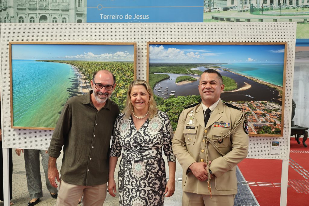 Presidente do TJBA prestigia encerramento da exposição “Bahia vista por um Passarinho”