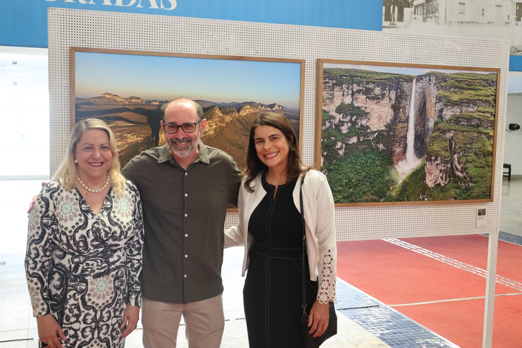 Presidente do TJBA prestigia encerramento da exposição “Bahia vista por um Passarinho”