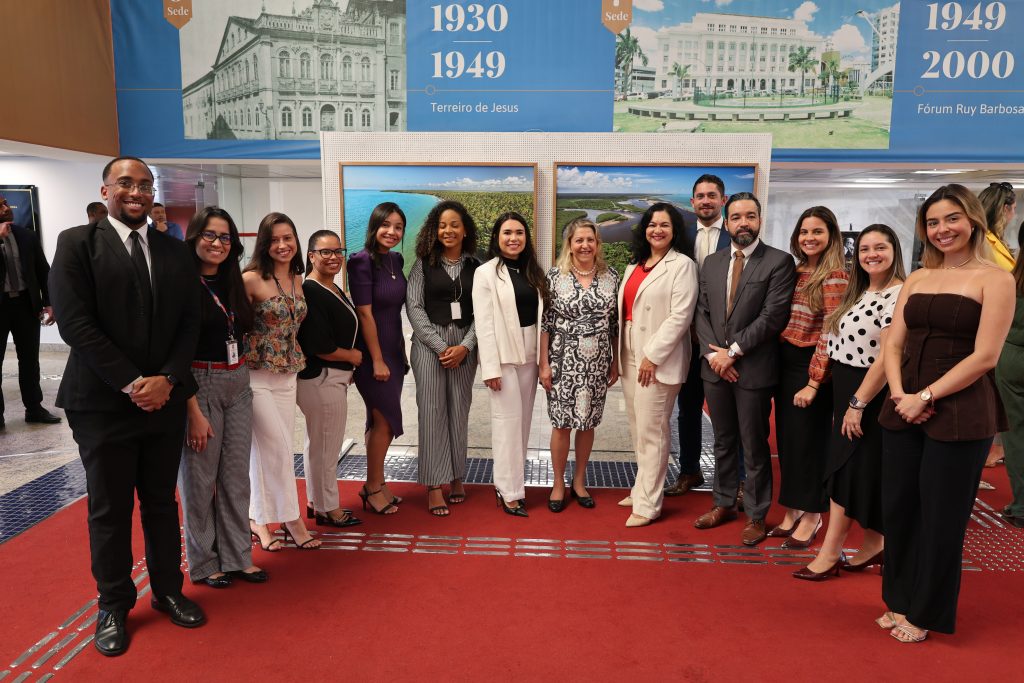 Presidente do TJBA prestigia encerramento da exposição “Bahia vista por um Passarinho”