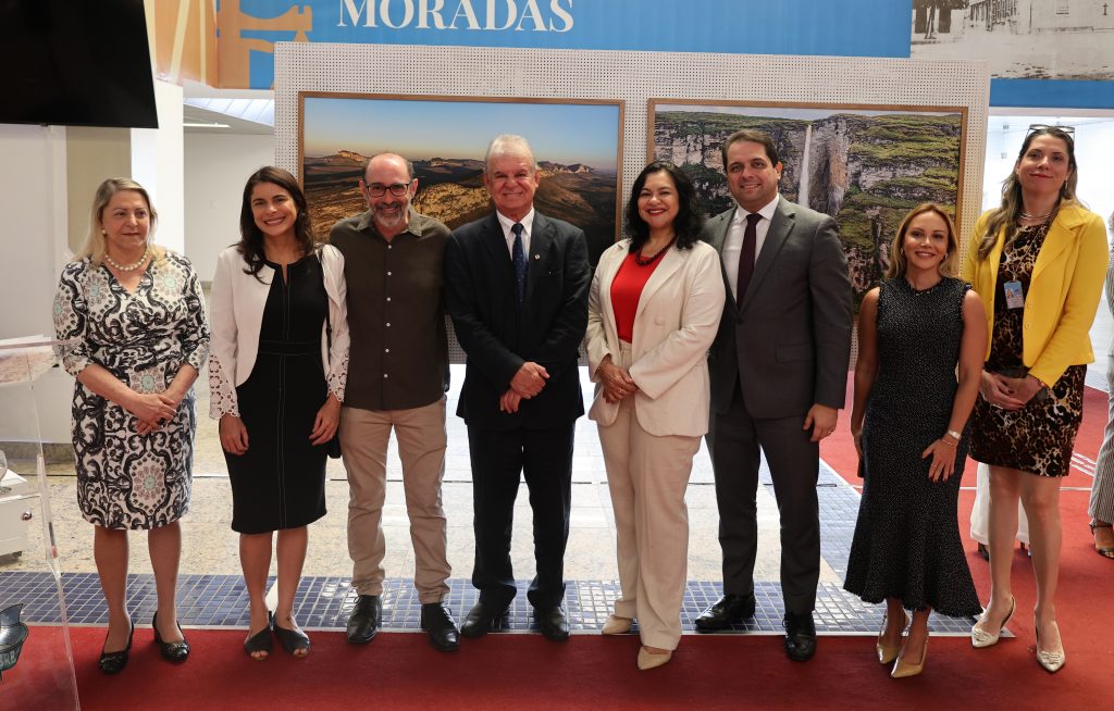 Presidente do TJBA prestigia encerramento da exposição “Bahia vista por um Passarinho”