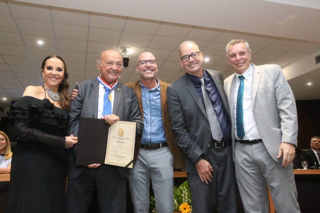 Joaci Góes é homenageado com a Medalha do Mérito Jurídico Ruy Barbosa, a mais alta honraria concedida pelo Judiciário baiano