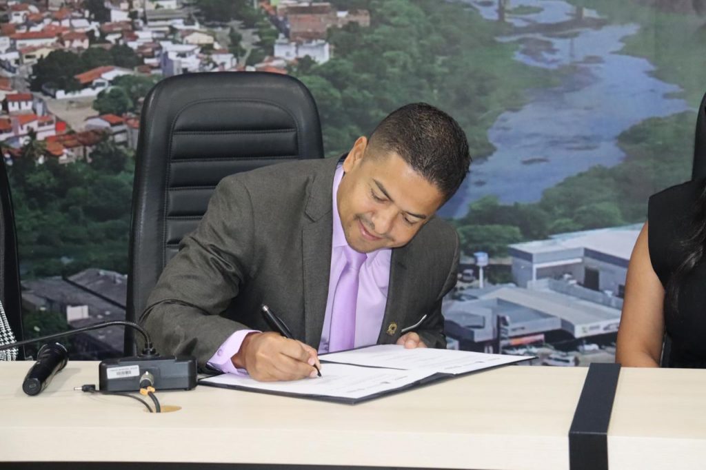 TJBA firma parceria com a Câmara de Jequié e a Faculdade Anhanguera para instalação do Conecta Justiça; Presidente recebe título de cidadã jequieense na oportunidade   