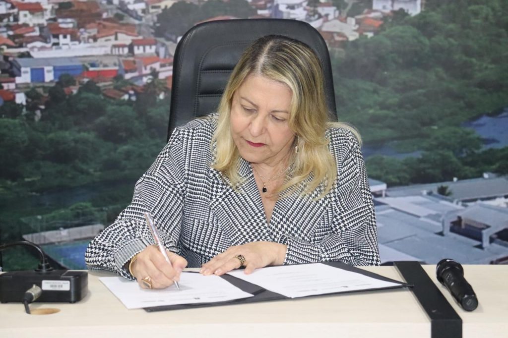 TJBA firma parceria com a Câmara de Jequié e a Faculdade Anhanguera para instalação do Conecta Justiça; Presidente recebe título de cidadã jequieense na oportunidade   
