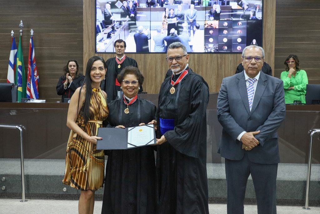Presidente do TJBA entrega Medalha do Mérito Judiciário do Estado da Bahia a sete Desembargadores