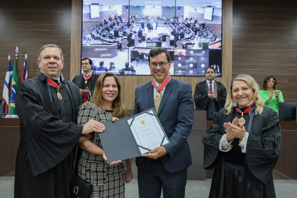 Presidente do TJBA entrega Medalha do Mérito Judiciário do Estado da Bahia a sete Desembargadores