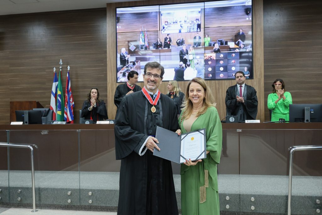 Presidente do TJBA entrega Medalha do Mérito Judiciário do Estado da Bahia a sete Desembargadores