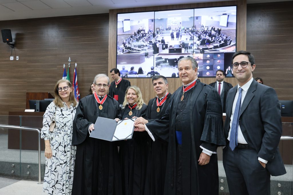 Presidente do TJBA entrega Medalha do Mérito Judiciário do Estado da Bahia a sete Desembargadores