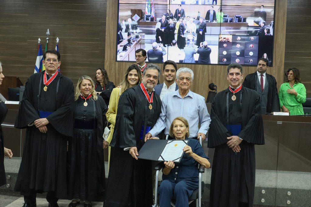 Presidente do TJBA entrega Medalha do Mérito Judiciário do Estado da Bahia a sete Desembargadores