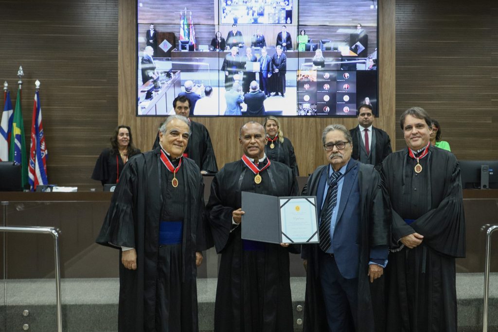 Presidente do TJBA entrega Medalha do Mérito Judiciário do Estado da Bahia a sete Desembargadores