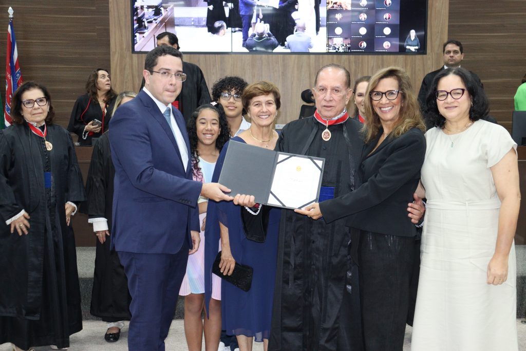 Presidente do TJBA entrega Medalha do Mérito Judiciário do Estado da Bahia a sete Desembargadores
