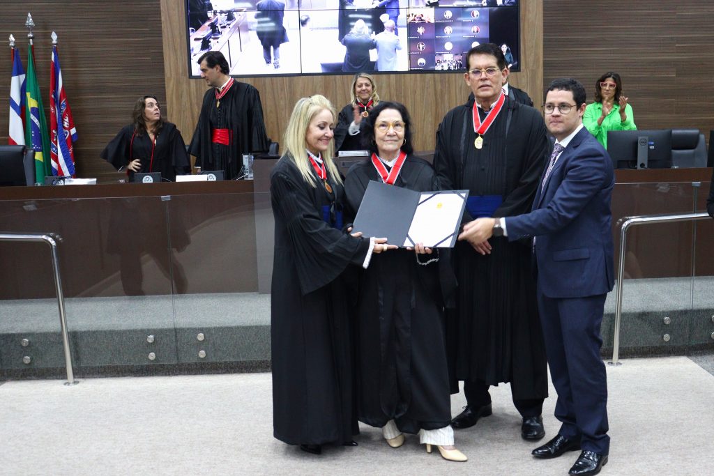 Presidente do TJBA entrega Medalha do Mérito Judiciário do Estado da Bahia a sete Desembargadores