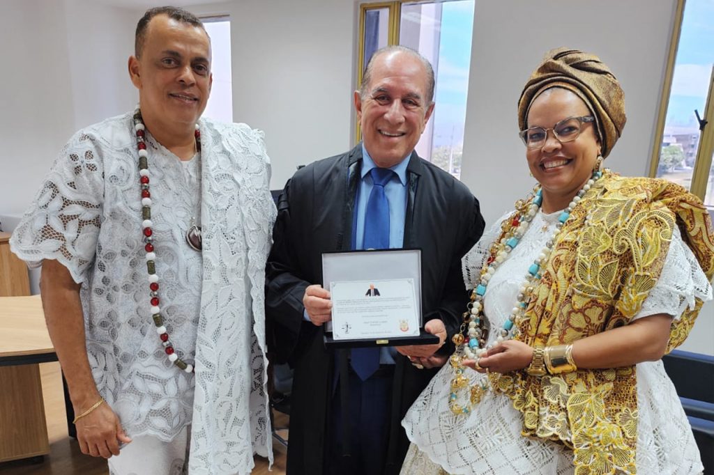 Desembargador Alberto Raimundo é homenageado por terreiro de Candomblé em reconhecimento à trajetória marcada pelo respeito à diversidade religiosa