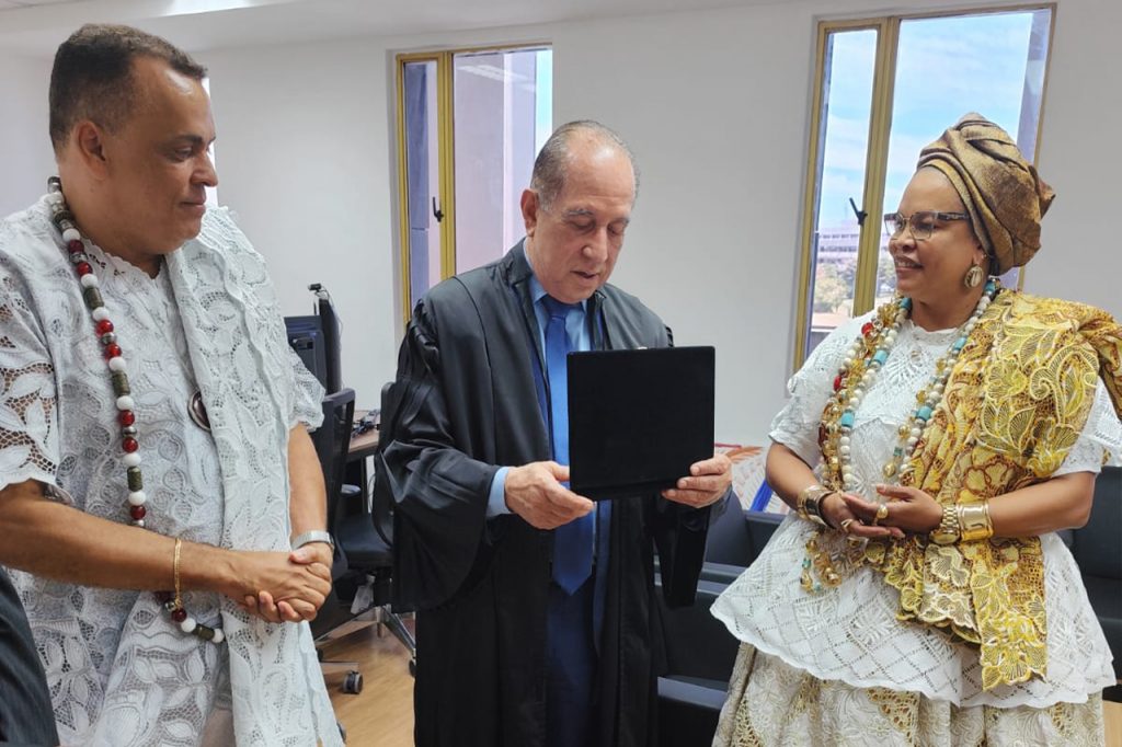 Desembargador Alberto Raimundo é homenageado por terreiro de Candomblé em reconhecimento à trajetória marcada pelo respeito à diversidade religiosa
