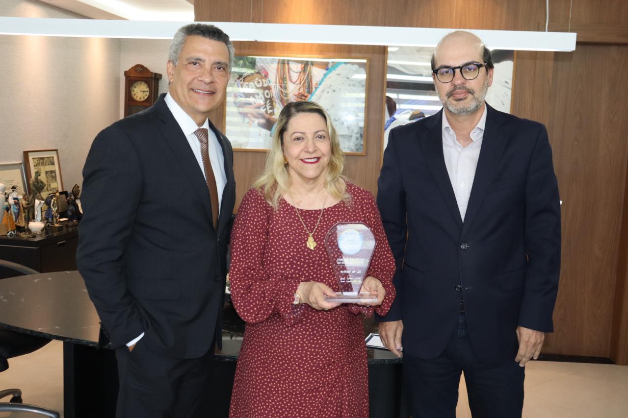 Presidente do TJBA recebe no Tribunal de Contas troféu do Selo Diamante de Transparência Pública   