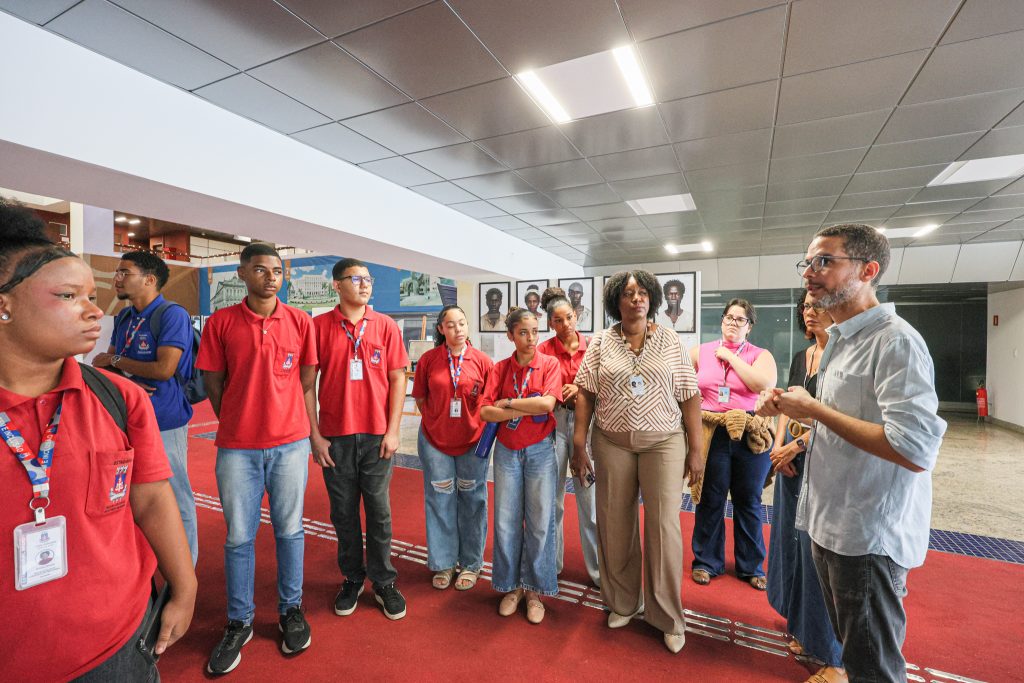 Novembro Negro: exposição “Fragmentos de Memória” recebe visitas guiadas