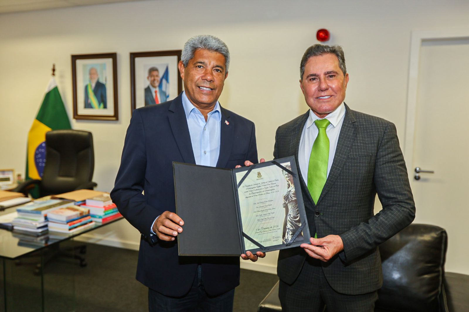 Presidente eleito do TJBA entrega convite para cerimônia de posse ao Governador do Estado   