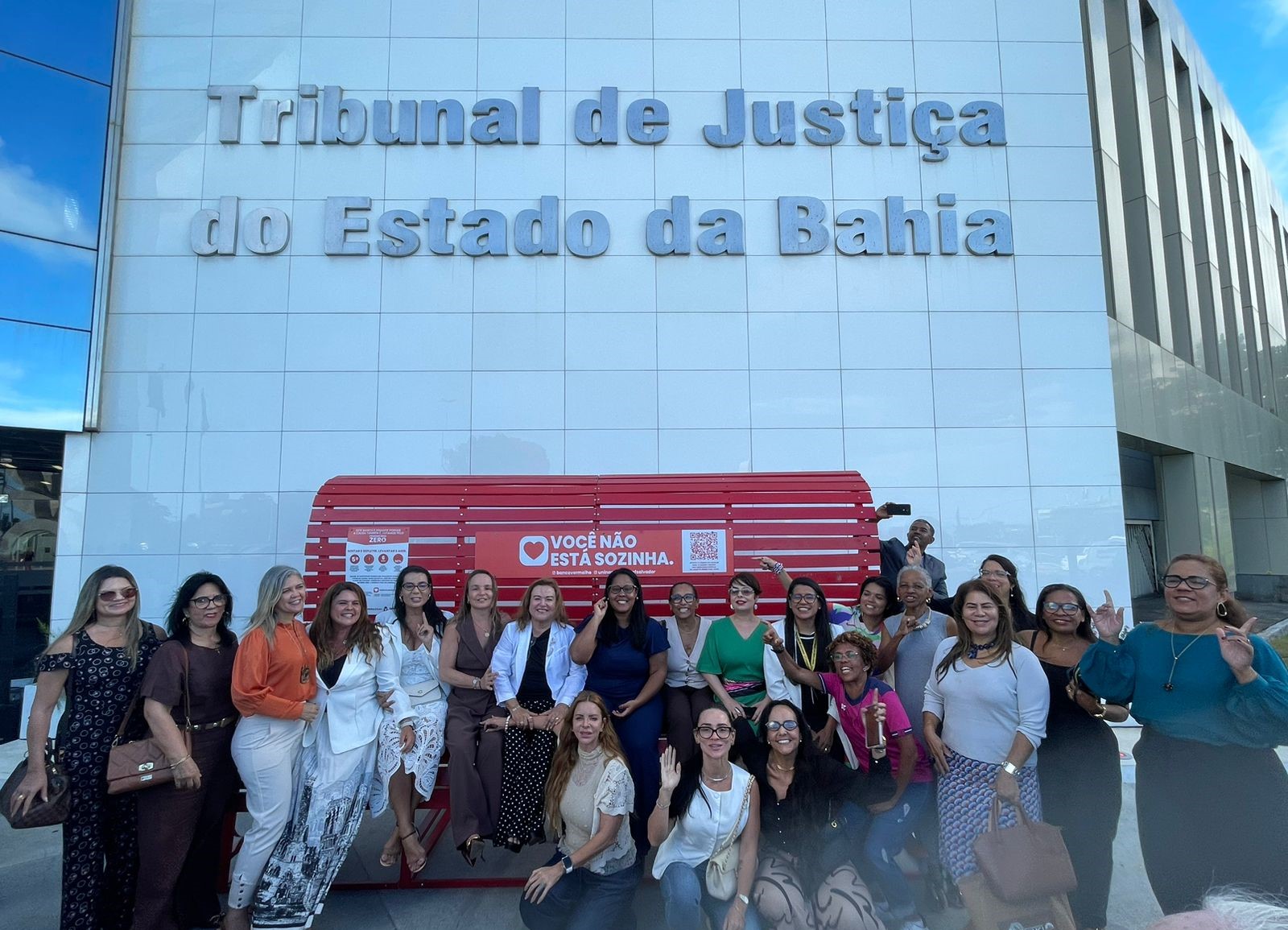 TJBA inaugura Banco Vermelho, símbolo do combate à violência contra a mulher; objeto ficará exposto temporariamente   