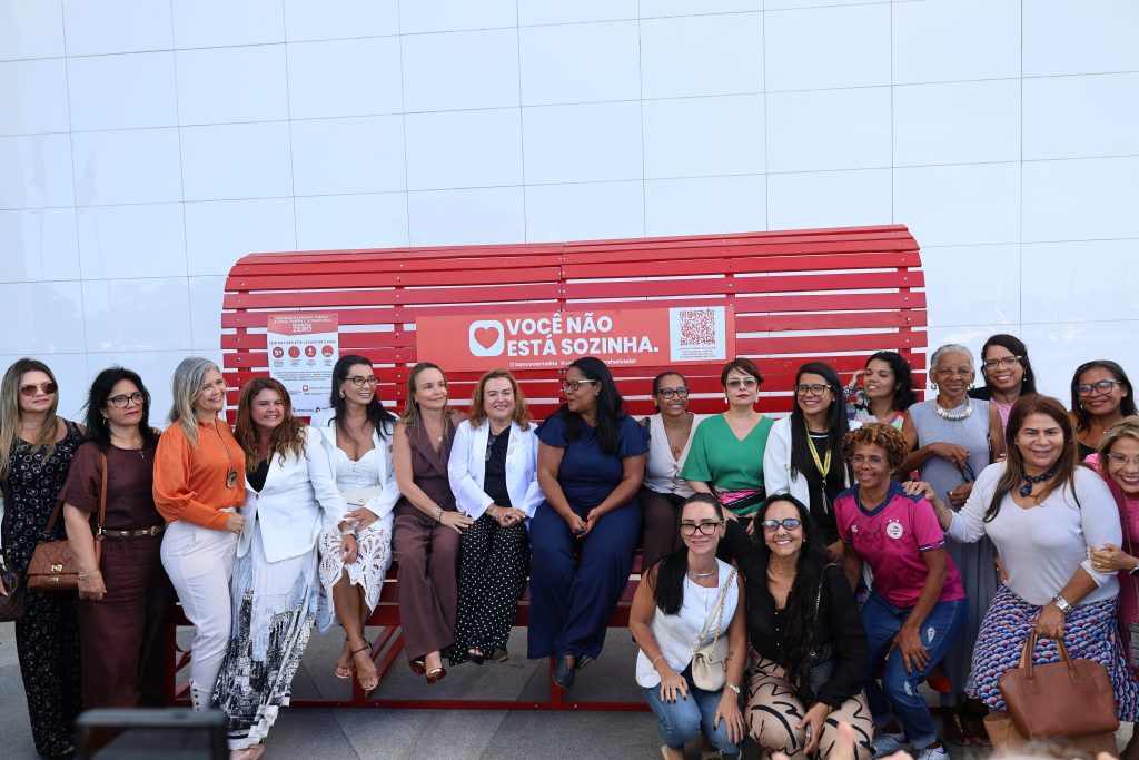 TJBA inaugura Banco Vermelho, símbolo do combate à violência contra a mulher; objeto ficará exposto temporariamente   