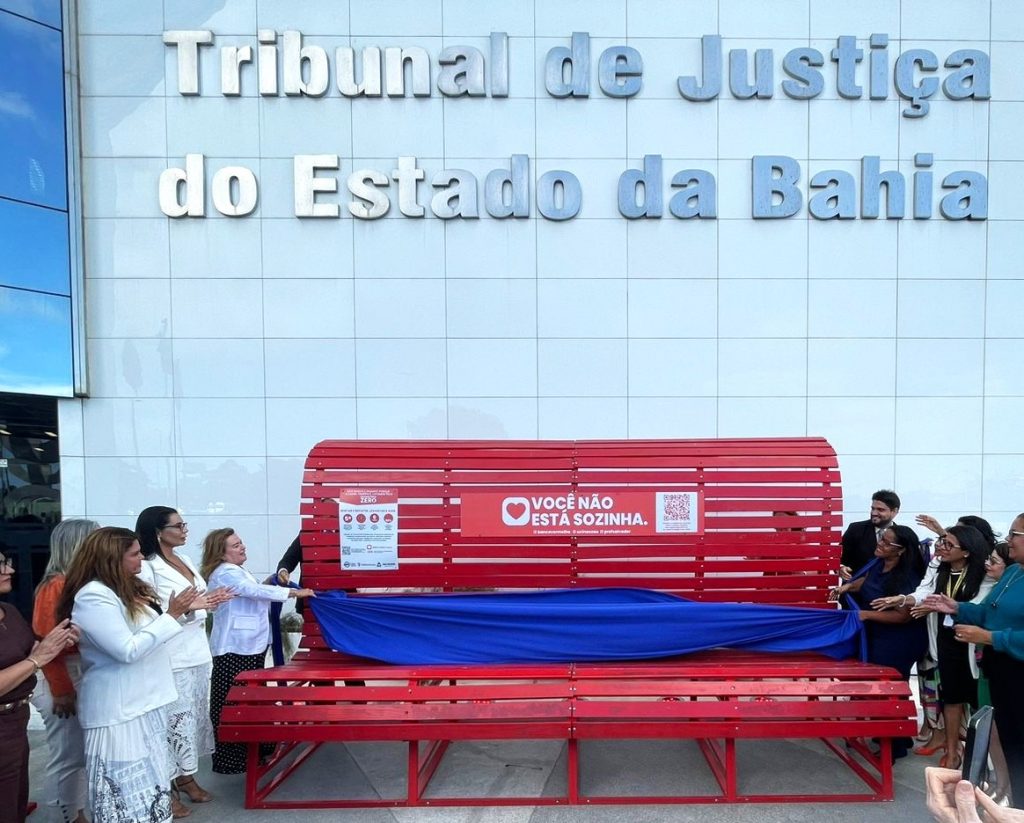 TJBA inaugura Banco Vermelho, símbolo do combate à violência contra a mulher; objeto ficará exposto temporariamente   