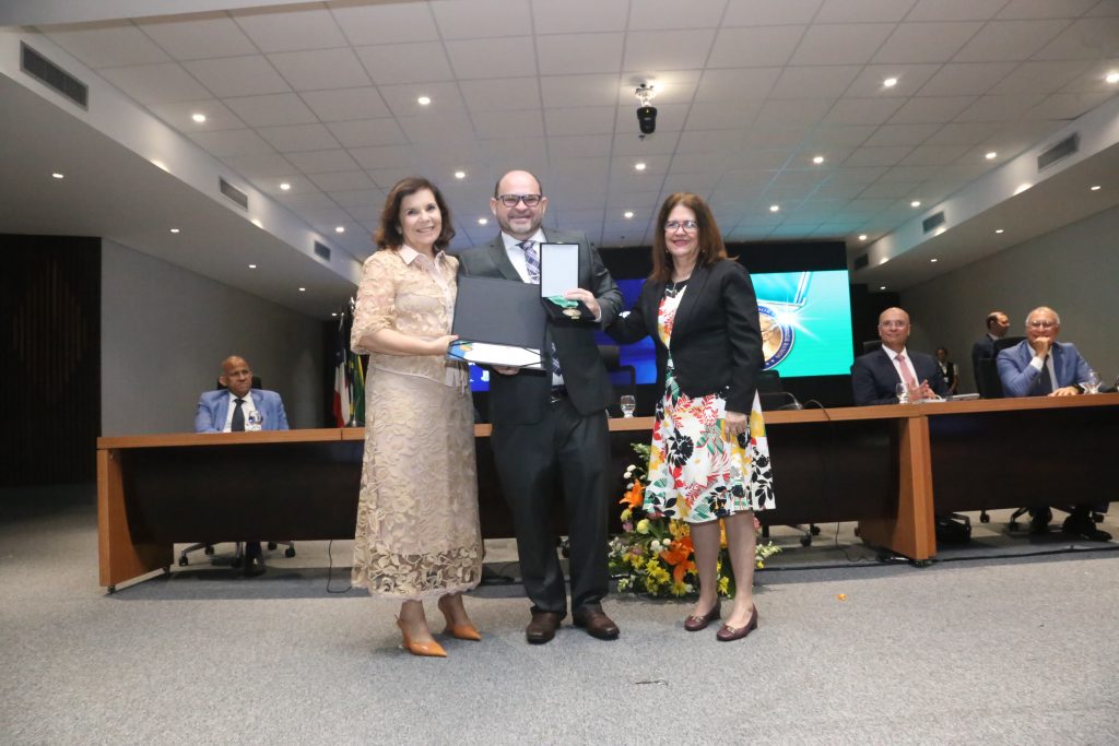 TJBA realiza solenidade de encerramento de curso sobre Serventias Extrajudiciais e condecora 46 personalidades com Medalha Des. Claudionor Ramos