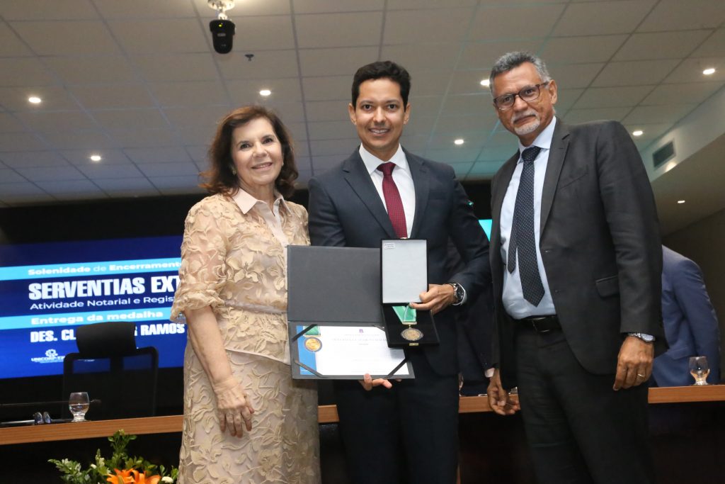 TJBA realiza solenidade de encerramento de curso sobre Serventias Extrajudiciais e condecora 46 personalidades com Medalha Des. Claudionor Ramos