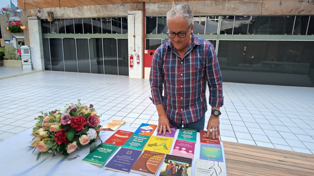 Núcleo de Justiça Restaurativa de 2º Grau recebe doações de obras bibliográficas   