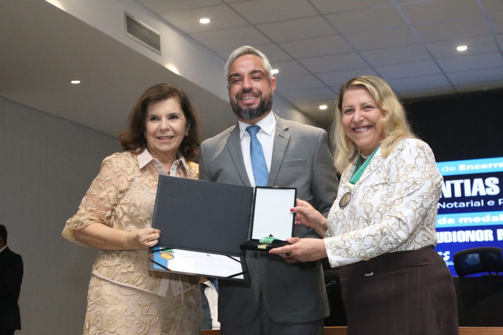 TJBA realiza solenidade de encerramento de curso sobre Serventias Extrajudiciais e condecora 46 personalidades com Medalha Des. Claudionor Ramos