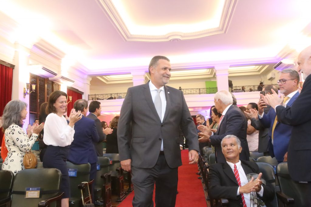 Juiz Eldsamir Mascarenhas toma posse como Presidente da AMAB     