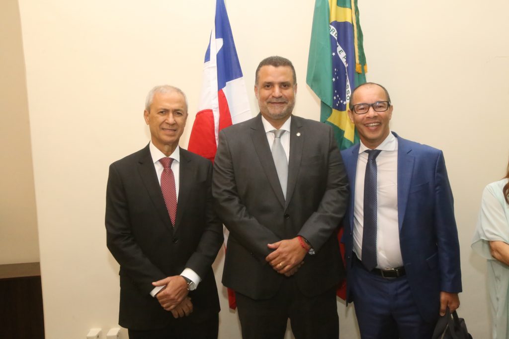 Juiz Eldsamir Mascarenhas toma posse como Presidente da AMAB     