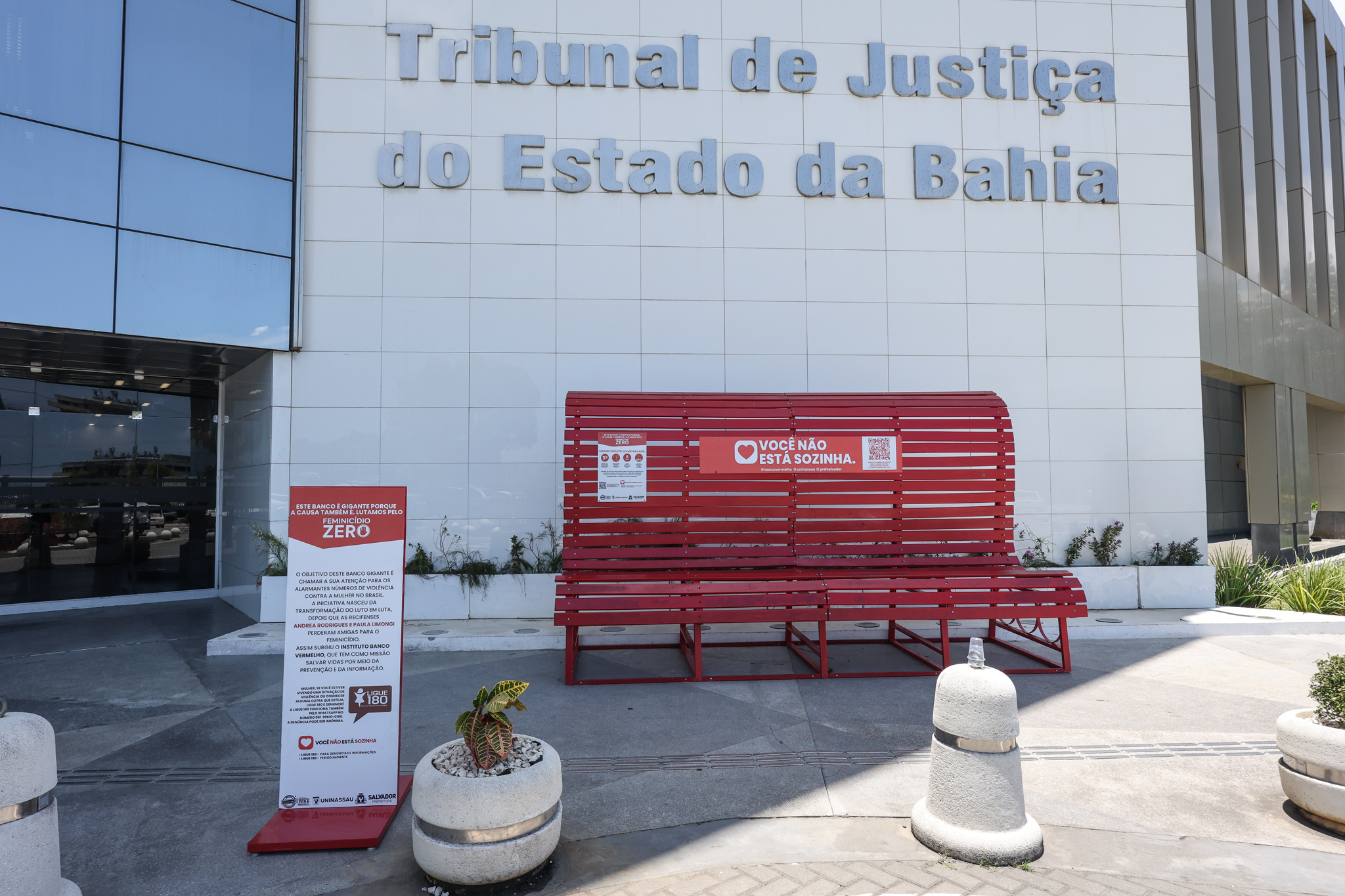 Banco Vermelho: símbolo de combate à violência contra a mulher permanece nas instalações do edifício-sede do TJBA    