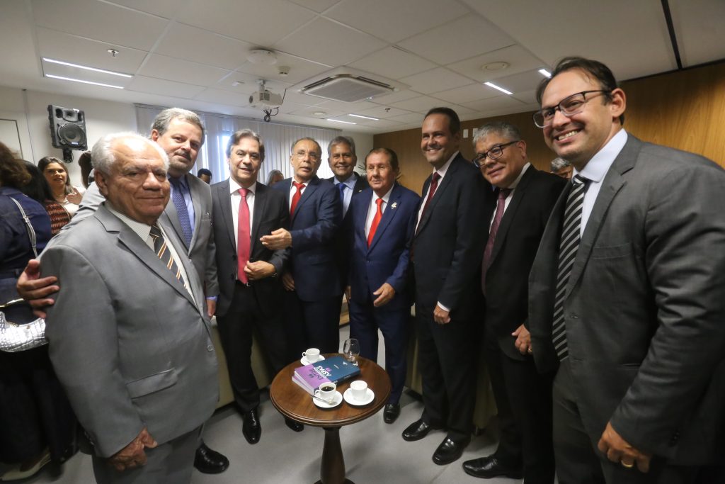 Desembargadores Geder Gomes e Rolemberg Costa tomam posse na Diretoria da Unicorp   