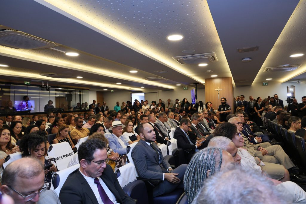 Desembargador Pedro Guerra representa TJBA em solenidade de posse do TCE-BA   