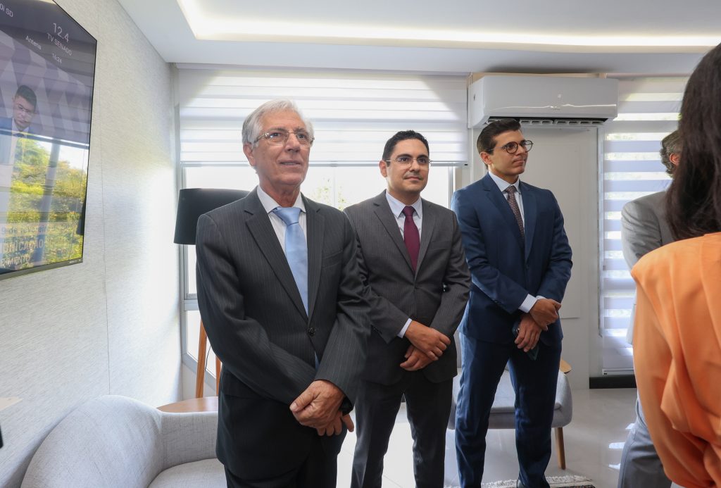 Desembargador Pedro Guerra representa TJBA em solenidade de posse do TCE-BA   