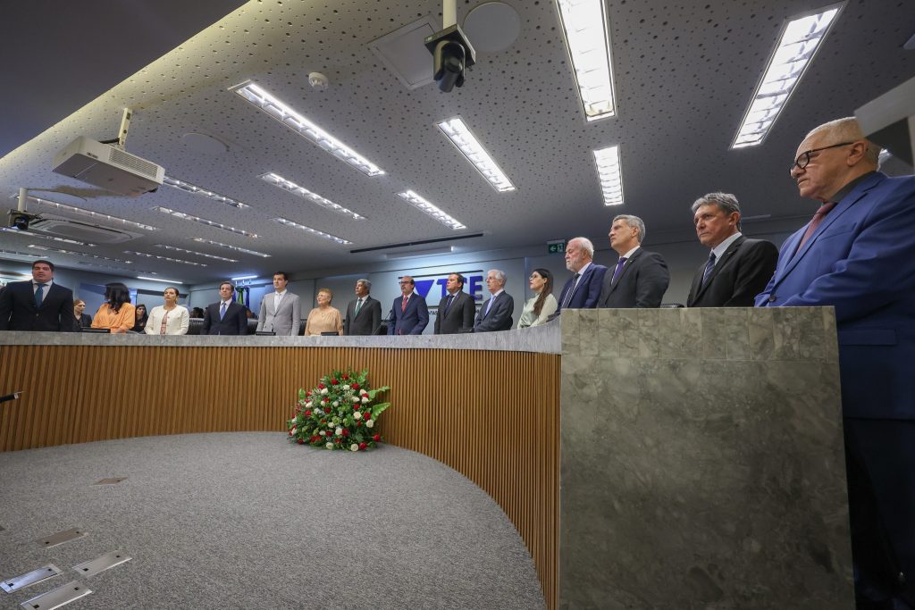 Desembargador Pedro Guerra representa TJBA em solenidade de posse do TCE-BA   