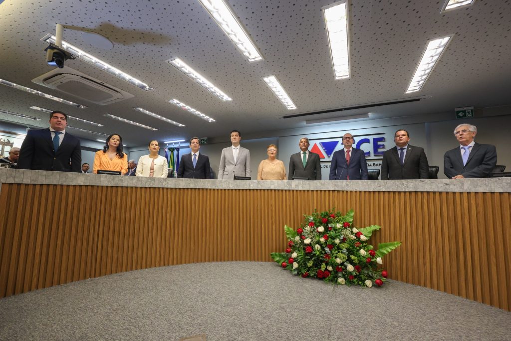 Desembargador Pedro Guerra representa TJBA em solenidade de posse do TCE-BA   