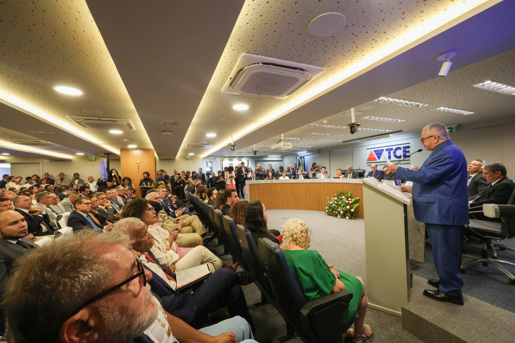 Desembargador Pedro Guerra representa TJBA em solenidade de posse do TCE-BA   