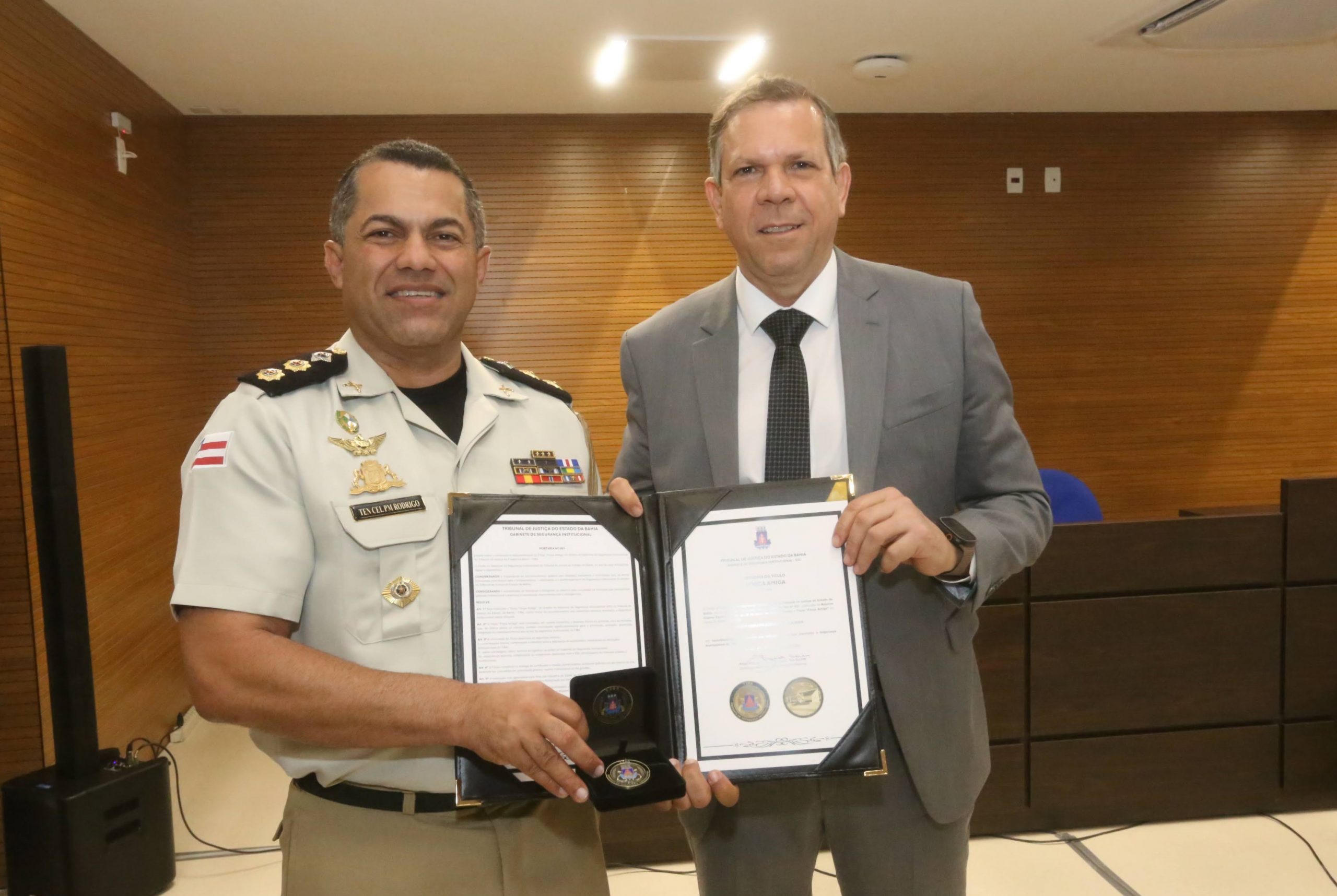 Desembargador Mário Albiani Júnior e Juíza Rita Ramos recebem diploma Força Amiga do GSI   