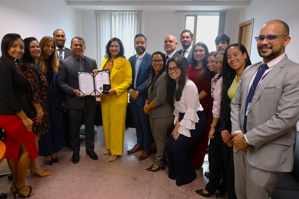 Desembargador Mário Albiani Júnior e Juíza Rita Ramos recebem diploma Força Amiga do GSI   