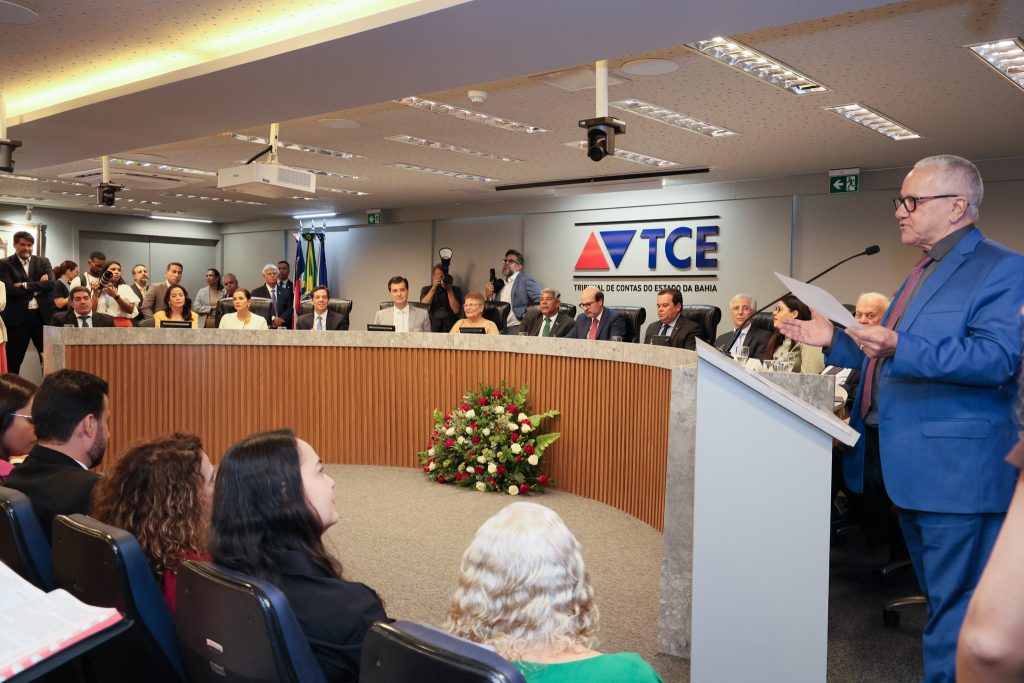 Desembargador Pedro Guerra representa TJBA em solenidade de posse do TCE-BA   