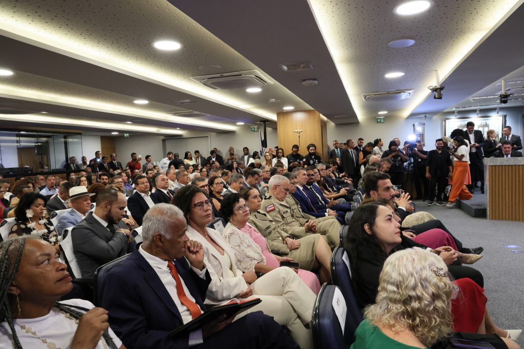 Desembargador Pedro Guerra representa TJBA em solenidade de posse do TCE-BA   