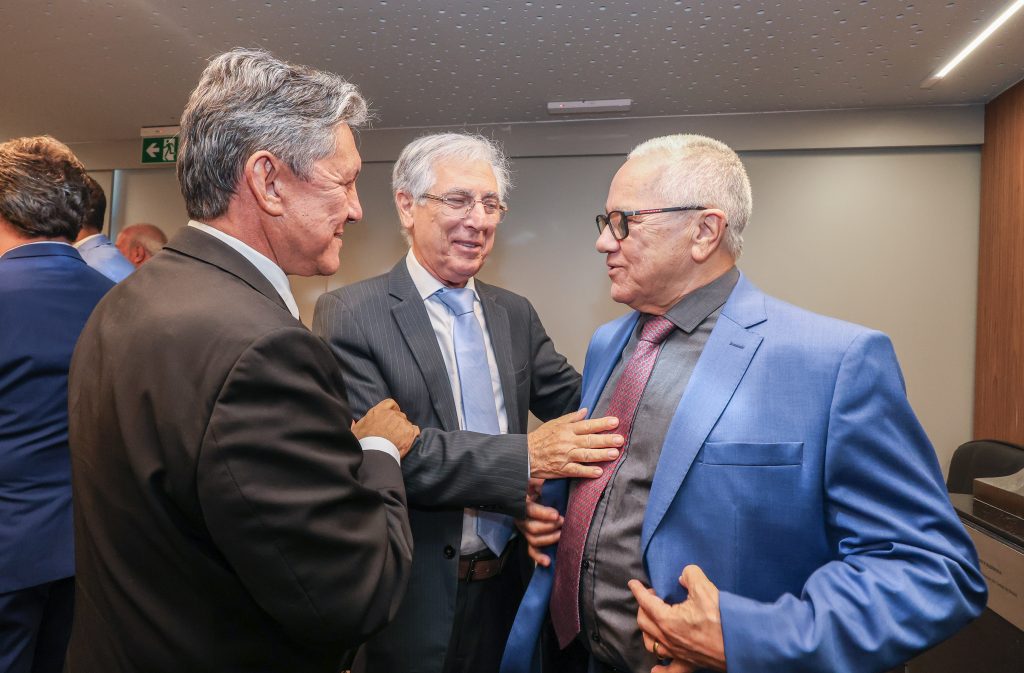 Desembargador Pedro Guerra representa TJBA em solenidade de posse do TCE-BA   