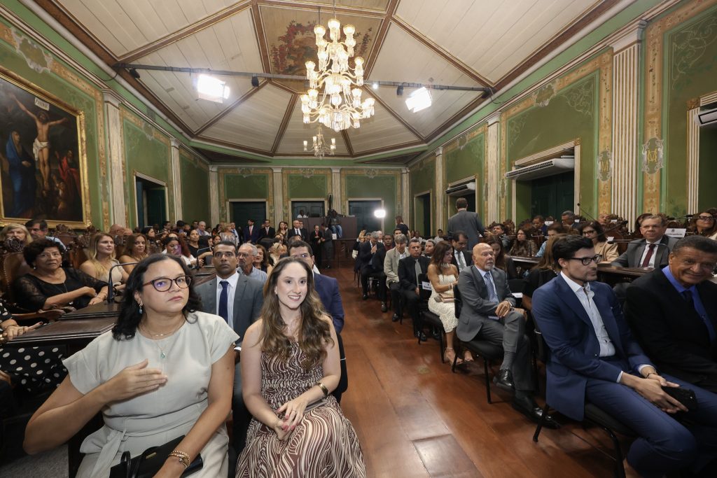 Desembargador Alberto Raimundo recebe medalha Thomé de Souza   