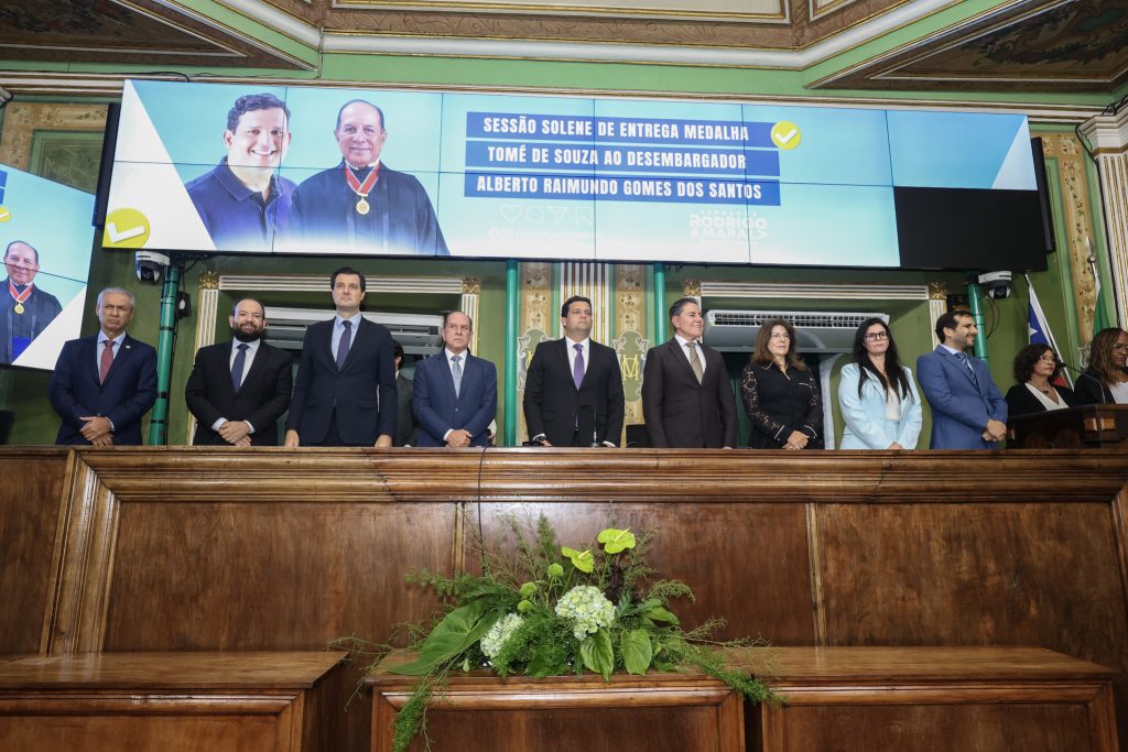 Desembargador Alberto Raimundo recebe medalha Thomé de Souza   
