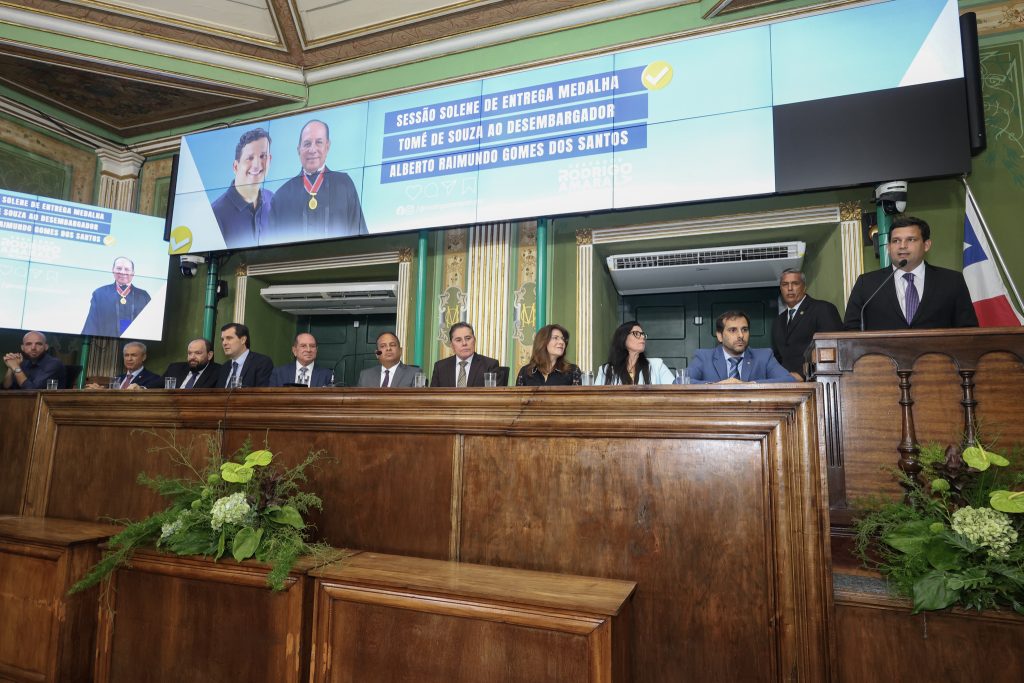 Desembargador Alberto Raimundo recebe medalha Thomé de Souza   